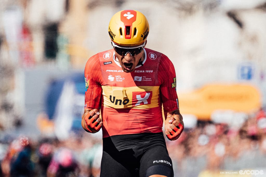 Giro d'Italia: Mishap in Milan as Dversnes wins stage 15 sprint from the breakaway